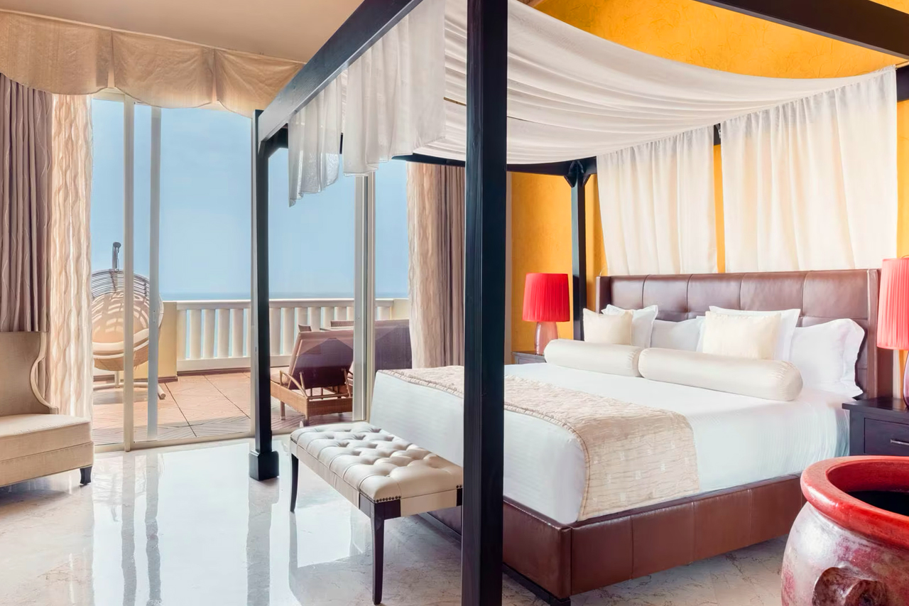 Beachfront penthouse w/amazing view, multiple pools, hot tubs, gym ...