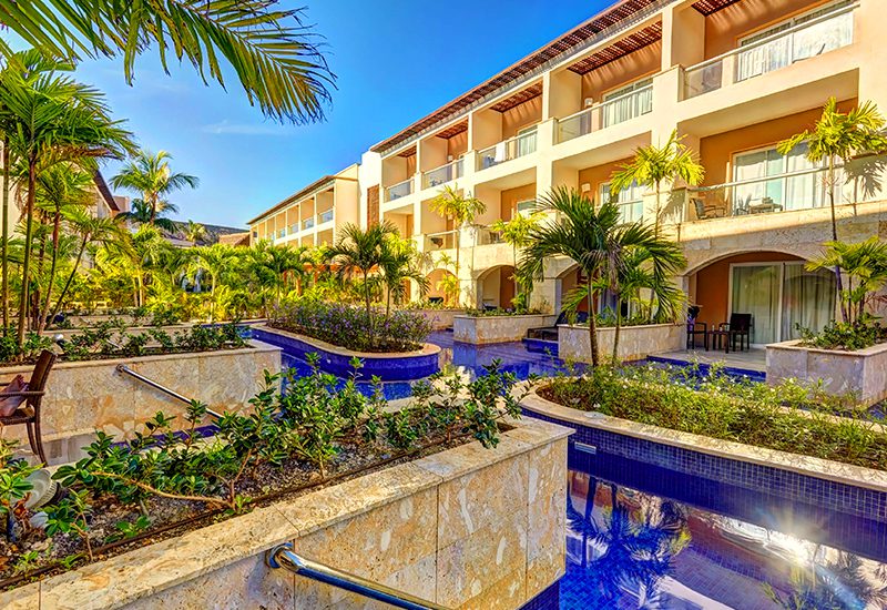 top-notch caribbean resorts with swim-up suites hideaway at royalton punta cana all-inclusive resort and casino dominican republic